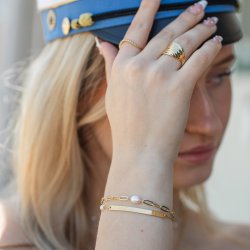 Studenter smykke - guld armb�nd med gravering samt hvid ferskvandsperle