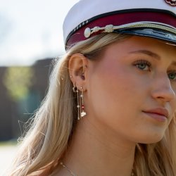 H�ndlavet s�lv �reringe med studenterhuer samt r�de og hvide ferskvandsperler