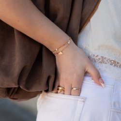 Studenter armb�nd i guld med hue-vedh�ng og r�de perler