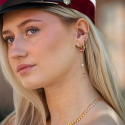 "Elina" guld �reringe til Studenten med r�de og hvide perler