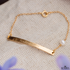 Studenter smykke - guld armb�nd med gravering samt hvid ferskvandsperle