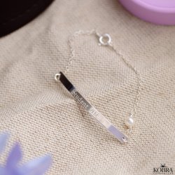 Studenter smykke - sølv armbånd med gravering samt hvid ferskvandsperle