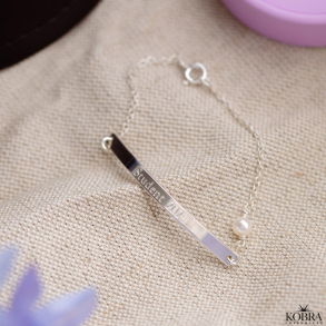 Studenter smykke - slv armbnd med gravering samt hvid ferskvandsperle