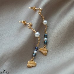 Hndlavet guld reringe med studenterhuer samt bl og hvide ferskvandsperler