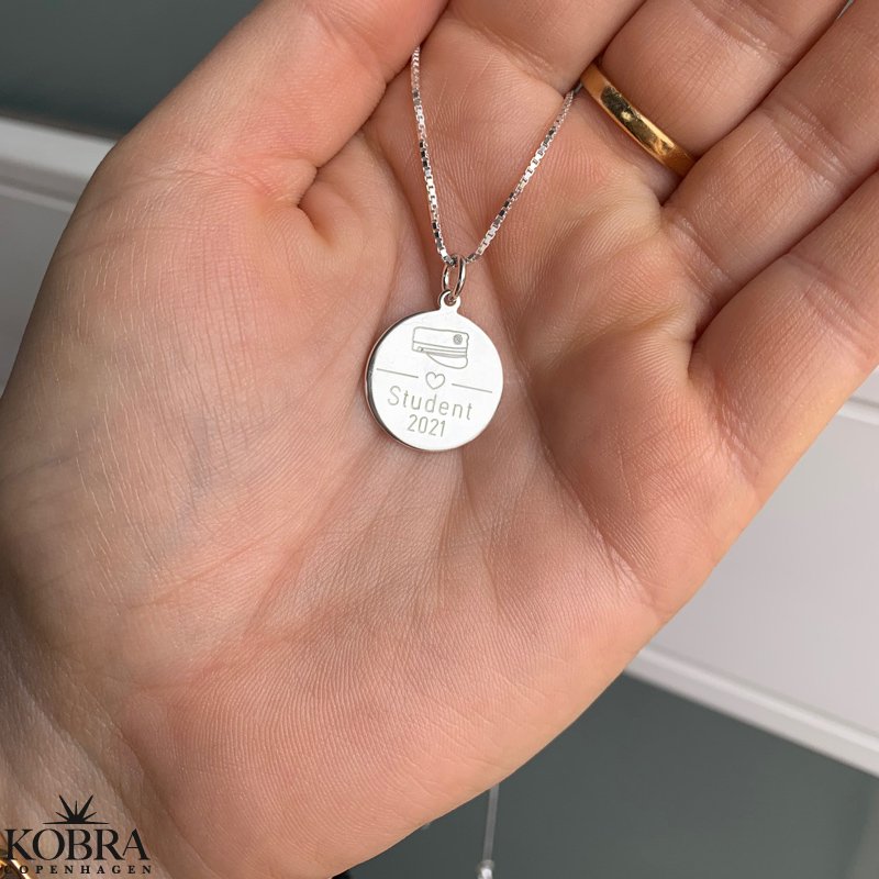 Studenter smykke i slv med studenterhue og navn indgraveret