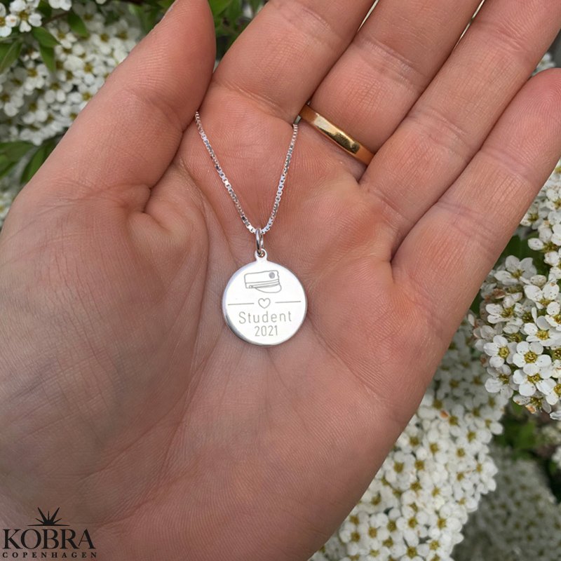 Studenter smykke i slv med studenterhue og navn indgraveret