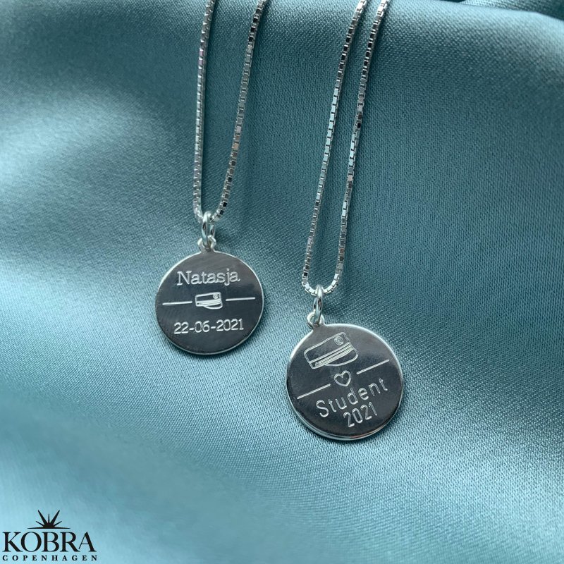 Studenter smykke i slv med studenterhue og navn indgraveret