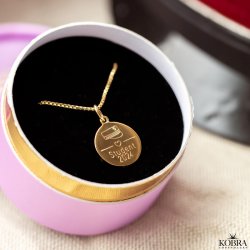 Studenter smykke med studenterhue og navn indgraveret i guld