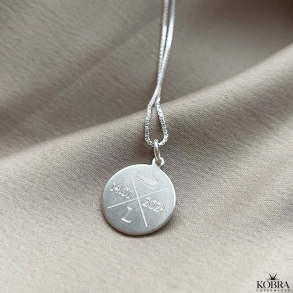 Studenter halskde med krydsgravering slv