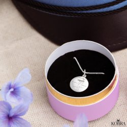 Studenter smykke i slv med studenterhue og navn indgraveret