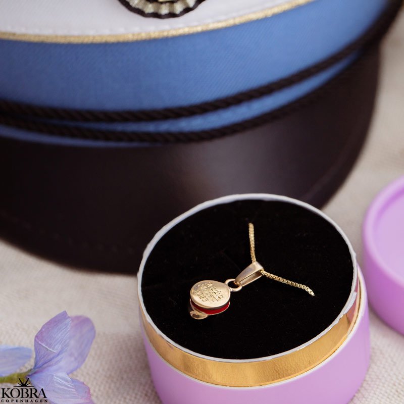 Rd studenterhue, guld halskde med personlig gravering