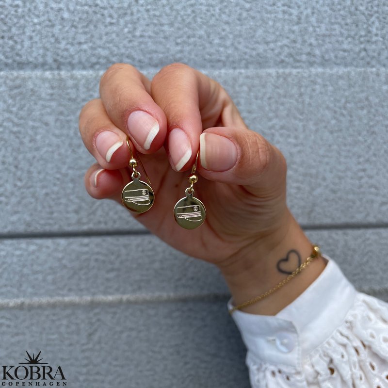 Guld �reringe med studenterhuer