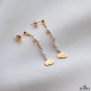 H�ndlavet guld �reringe med studenterhuer samt akvamariner og ferskvandsperler