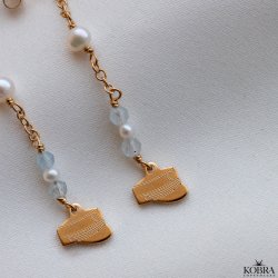 Hndlavet guld reringe med studenterhuer samt akvamariner og ferskvandsperler