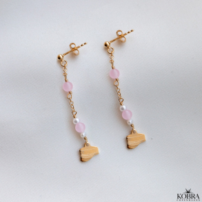 Hndlavet guld reringe med studenterhuer samt pink jader og ferskvandsperler