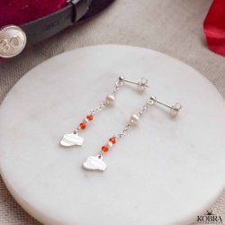 Hndlavet slv reringe med studenterhuer samt rde og hvide ferskvandsperler