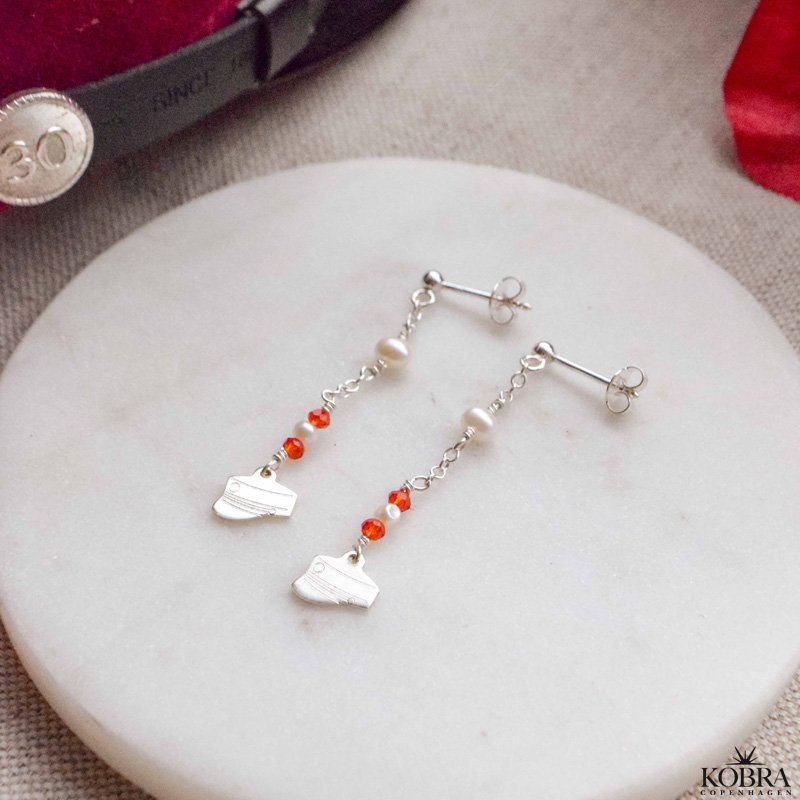 Hndlavet slv reringe med studenterhuer samt rde og hvide ferskvandsperler