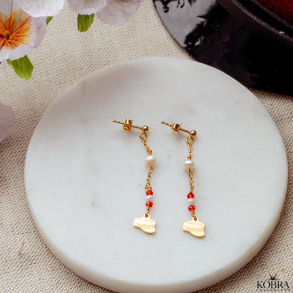 Hndlavet guld reringe med studenterhuer samt rde og hvide ferskvandsperler