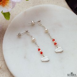 Hndlavet slv reringe med studenterhuer samt rde og hvide ferskvandsperler