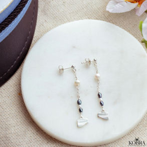 Hndlavet slv reringe med studenterhuer samt bl og hvide ferskvandsperler