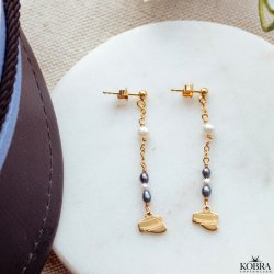 Hndlavet guld reringe med studenterhuer samt bl og hvide ferskvandsperler