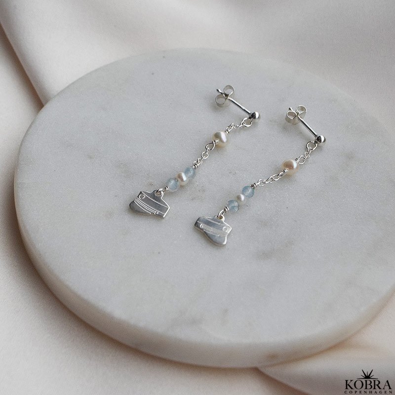 Hndlavet slv reringe med studenterhuer og lys bl akvamariner