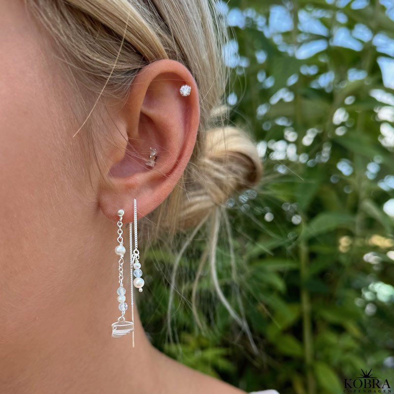 Hndlavet slv reringe med studenterhuer og lys bl akvamariner