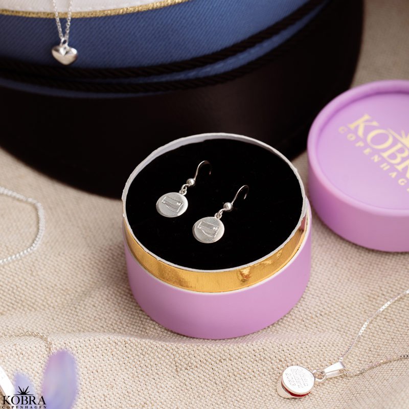 reringe i slv med studenterhuer