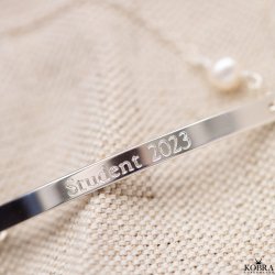 Studenter smykke - sølv armbånd med gravering samt hvid ferskvandsperle