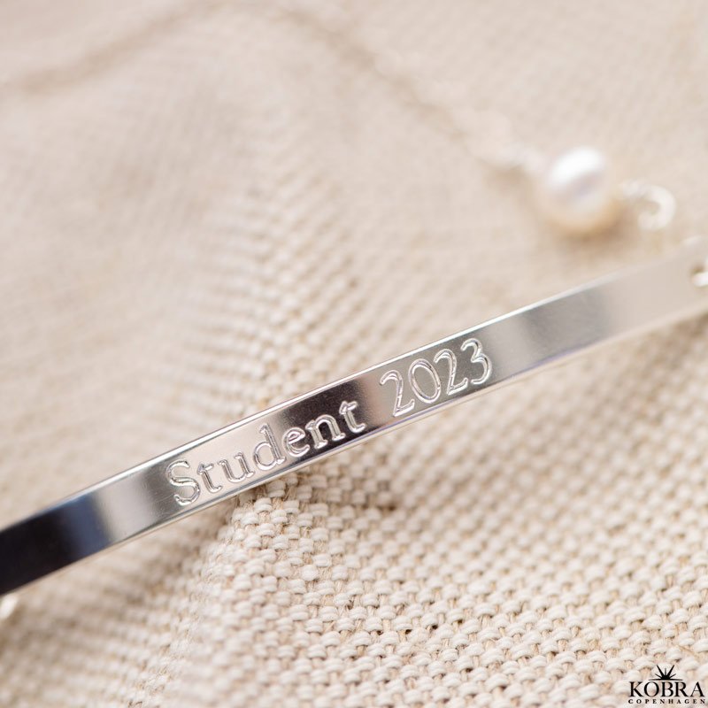Studenter smykke - sølv armbånd med gravering samt hvid ferskvandsperle