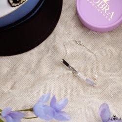 Studenter smykke - sølv armbånd med gravering samt hvid ferskvandsperle