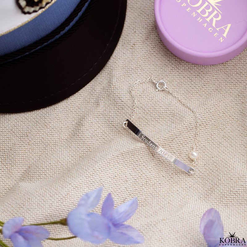 Studenter smykke - sølv armbånd med gravering samt hvid ferskvandsperle