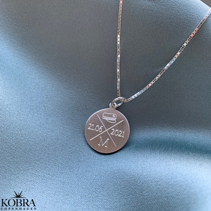 Studenter halskde med krydsgravering slv