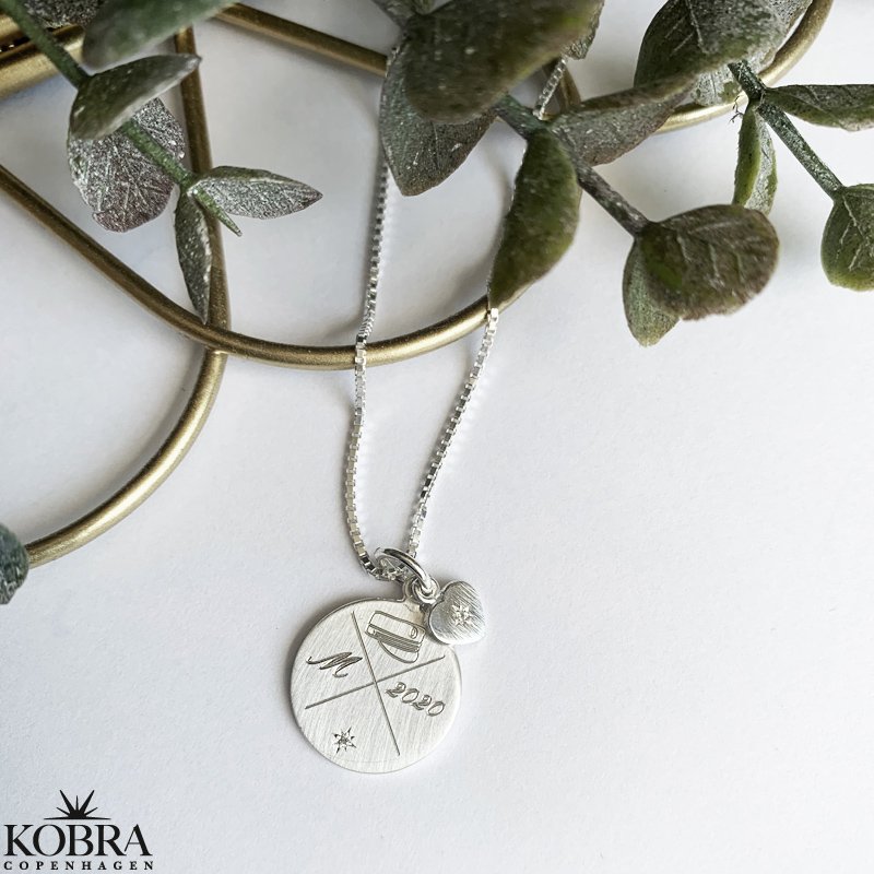 Studenter smykke til studinen // halskde i slv med indgravering