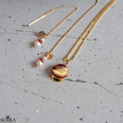 Rd studenterhue, guld halskde med personlig gravering