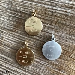 Studenter smykke i slv med studenterhue og navn indgraveret