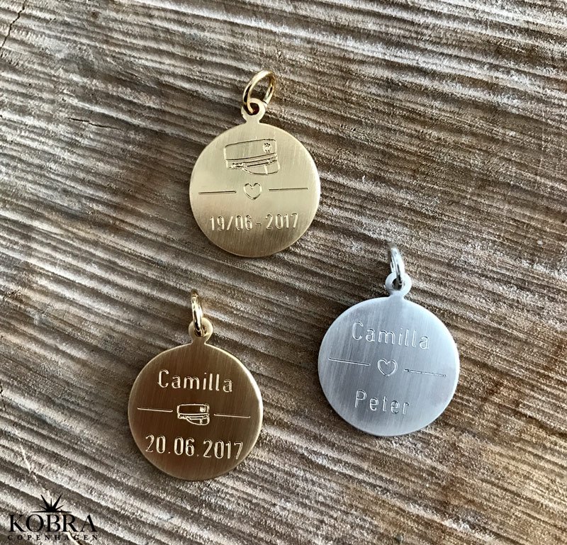 Studenter smykke i slv med studenterhue og navn indgraveret