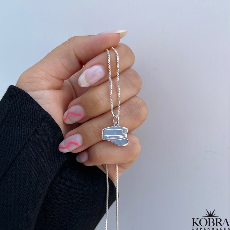 Studenterhue i s�lv med gravering 