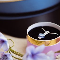 Bl� studenterhue, s�lv halsk�de med mulighed for personlig gravering