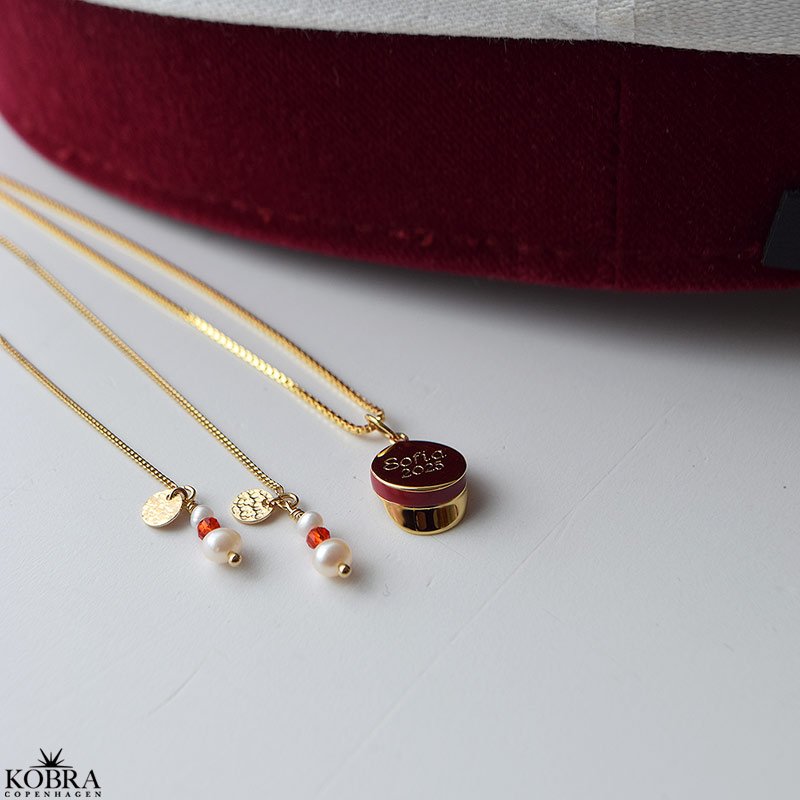 "Elina" guld retrde til Studenten med rde og hvide perler