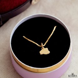 Studenterhalskde i guld med mini hue og Rd eller Bl vedhng