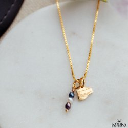 Studenterhalskde i guld med mini hue og Rd eller Bl vedhng