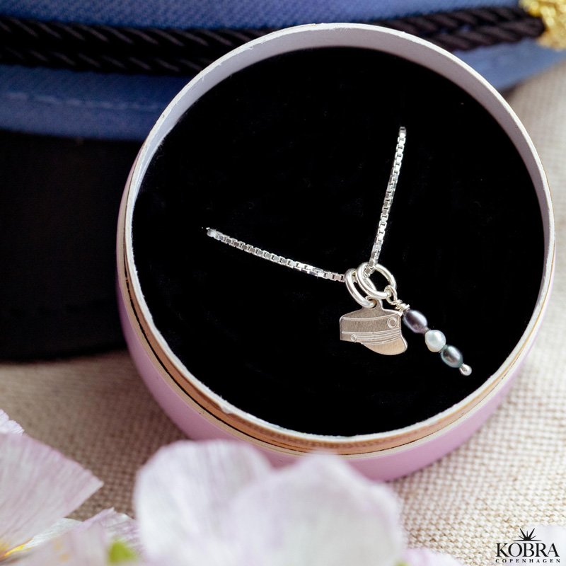 Studenter halskde i slv med mini hue og Rd eller Bl vedhng 