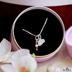 Studenter halskde i slv med mini hue og Rd eller Bl vedhng 