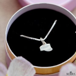 Studenter halskde i slv med mini hue og Rd eller Bl vedhng 