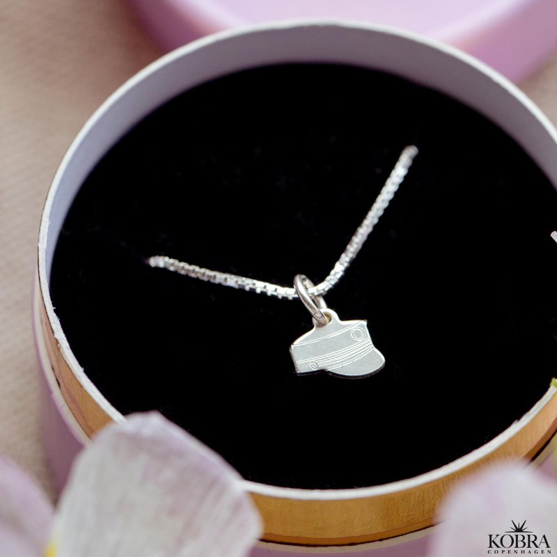 Studenter halskde i slv med mini hue og Rd eller Bl vedhng 