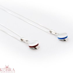 Bl� studenterhue, s�lv halsk�de med mulighed for personlig gravering