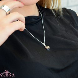 Bl� studenterhue, s�lv halsk�de med mulighed for personlig gravering