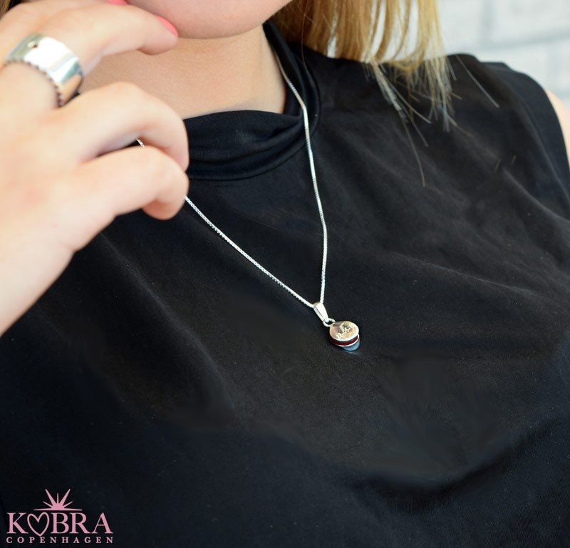 Bl� studenterhue, s�lv halsk�de med mulighed for personlig gravering