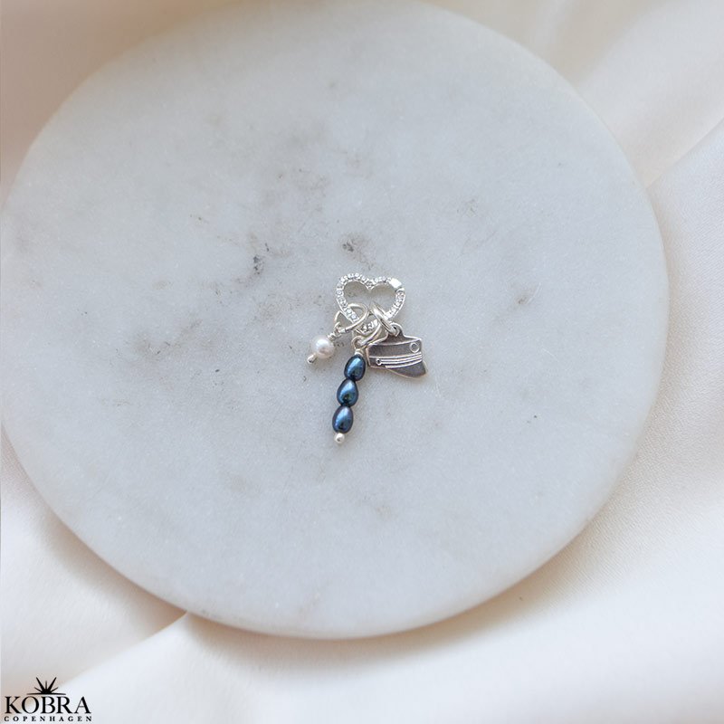 Studenter smykke / vedh�ng (bl� hue) - med 3 charms og hjerte lukning i s�lv med zirkonia
